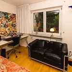 Modernes Und Gemuetliches Designerzimmer Карлсбад