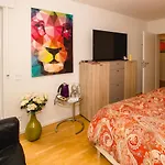 ホームステイ Modernes Und Gemuetliches Designerzimmer
